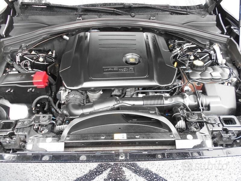 Usata Jaguar F-Pace Portfolio 180 CV (132 kW) 2016 Neronero metallizzato.grigio SUV