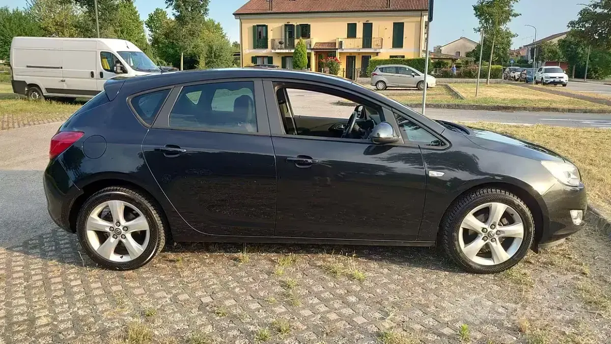 Usata Opel Astra 140 CV (102 kW) 2013 Nero Berlina