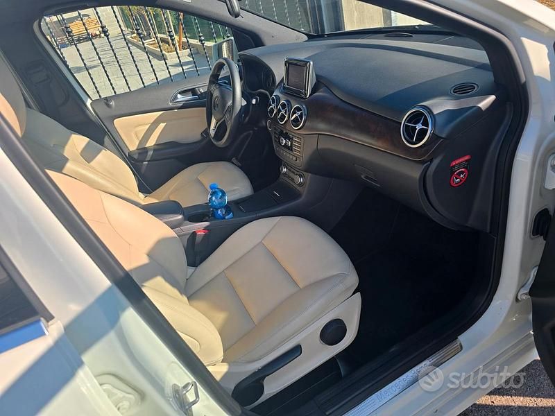 Usata Mercedes B200 156 CV (114 kW) 2013 Bianco Monovolume