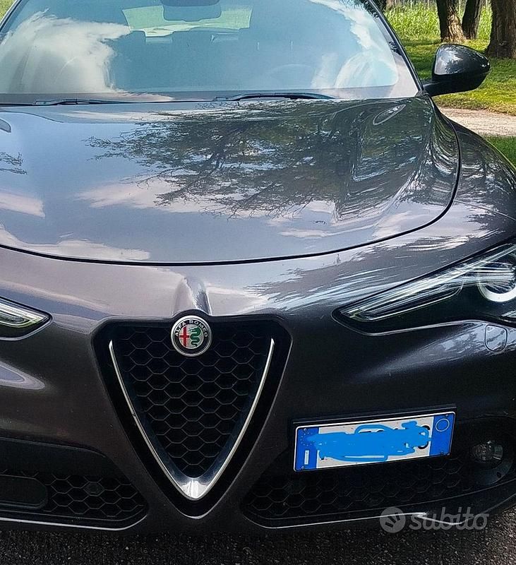 Grigio Usata 2018 Alfa Romeo Stelvio Super SUV | 17.500 € (Buon prezzo) - Immagine 1/4
