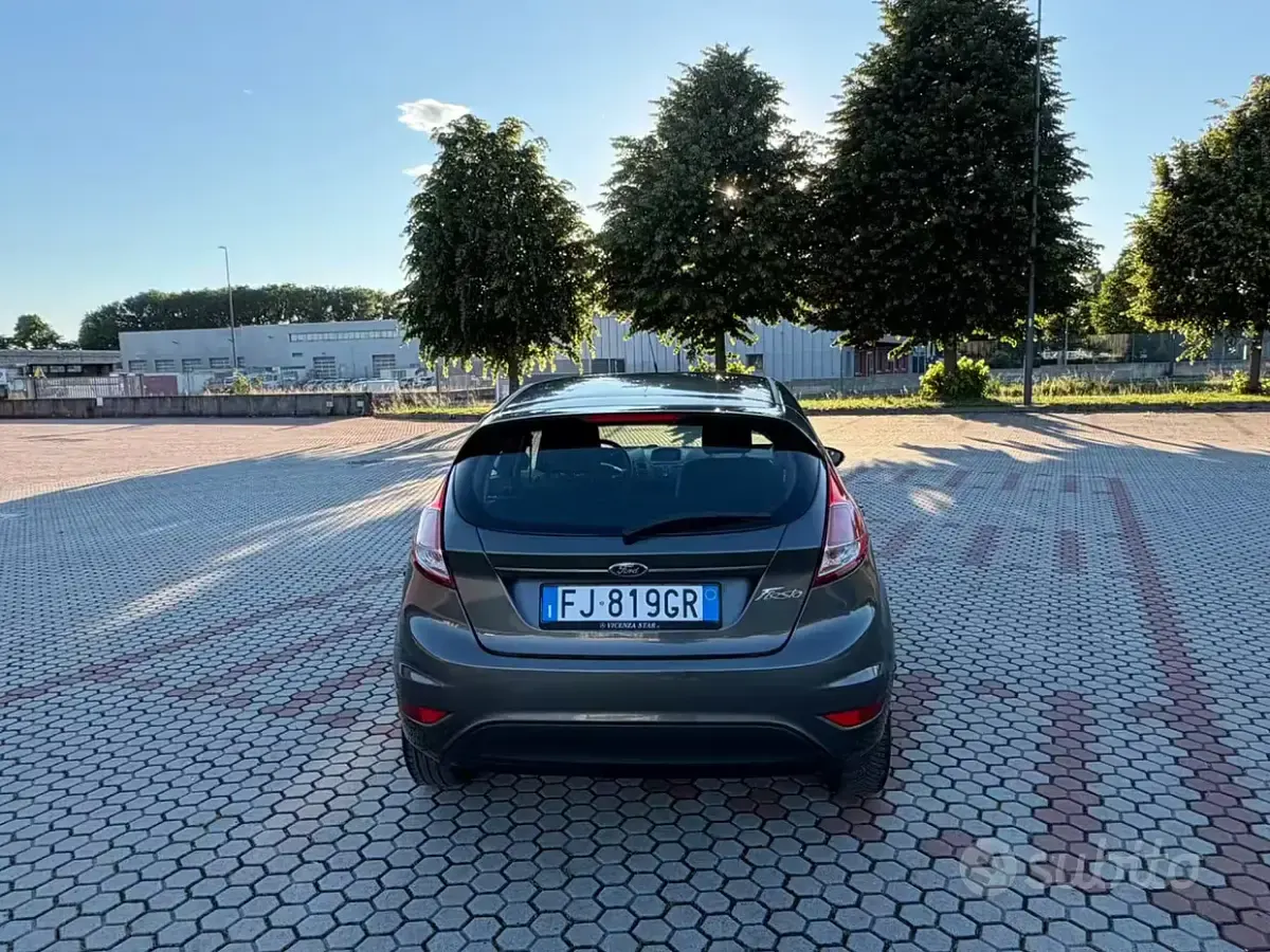 Usata Ford Fiesta Business Edition 75 CV (55 kW) 2017 Grigio Utilitaria