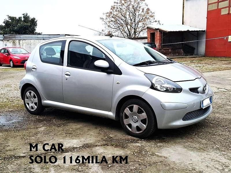 Usata Toyota Aygo 68 CV (50 kW) 2006 Argento Utilitaria