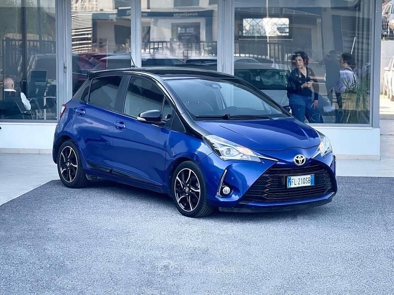 Blu/azzurro Usata 2017 Toyota Yaris Hybrid Tre volumi | 12.300 € (Buon prezzo) - Immagine 1/4