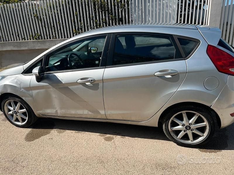 Usata Ford Fiesta 80 CV (58 kW) 2011 Grigio Utilitaria