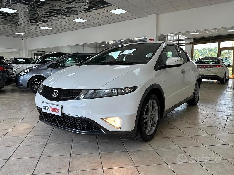 Bianco Usata 2010 Honda Civic Elegance Tre volumi | 7200 € (Molto cara) - Immagine 1/4