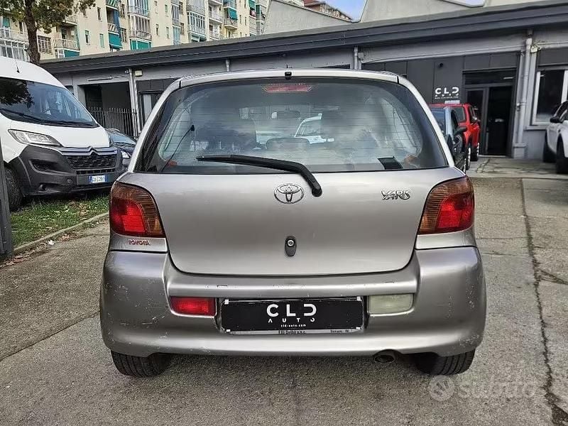 Usata Toyota Yaris Sport 106 CV (77 kW) 2002 Grigio Utilitaria