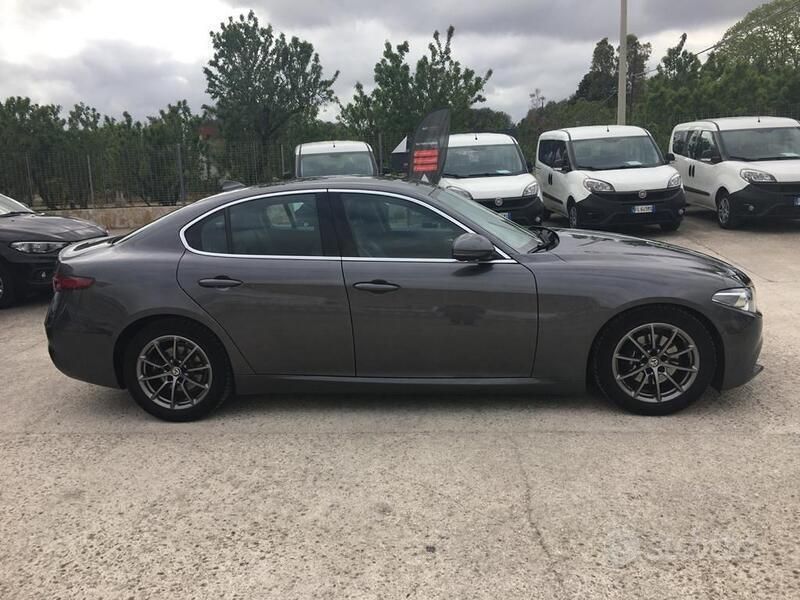 Grigio Usata 2016 Alfa Romeo Giulia Business Tre volumi | 15.500 € (Molto cara) - Immagine 1/4