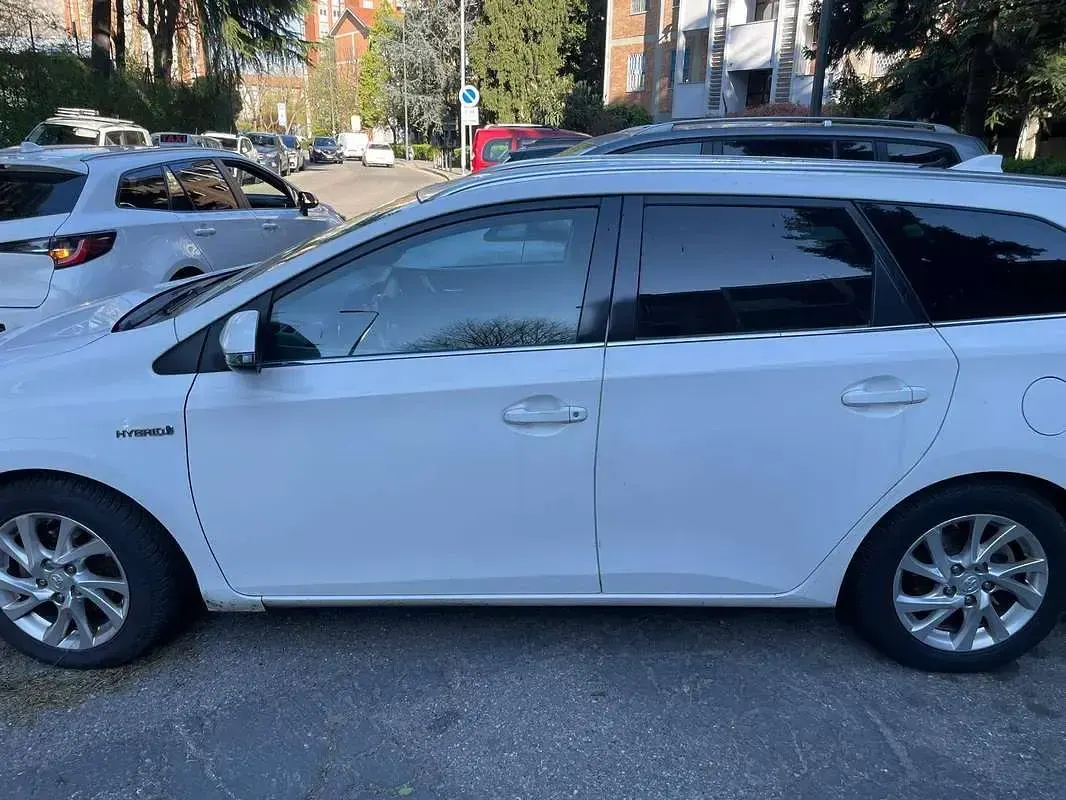 Usata Toyota Auris Hybrid Active 99 CV (72 kW) 2018 Bianco Station wagon