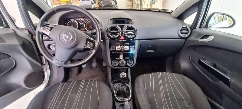 Usata 2010 Opel Corsa Club Tre volumi | 2500 € (Buon prezzo) - Immagine 1/4