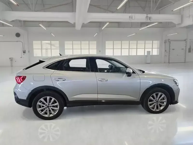 Begagnad Audi Q3 Sportback Business Plus 200 HK (147 kW) 2021 Silver SUV
