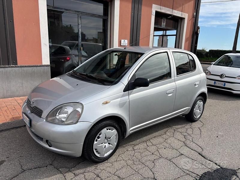 Usata Toyota Yaris 86 CV (63 kW) 2001 Grigio Berlina