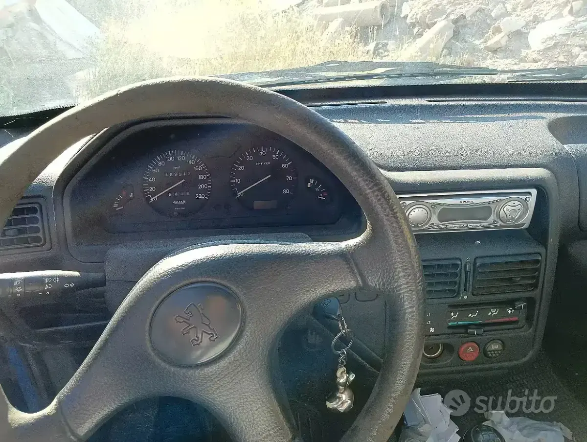 Usata Peugeot 106 50 CV (36 kW) 1998 Bluazzurro Utilitaria