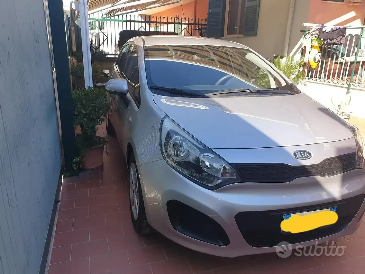 Usata Kia Rio 75 CV (55 kW) 2012 Grigio Berlina