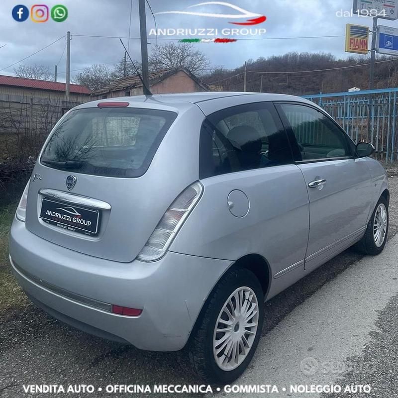 Usado Lancia Ypsilon 60 HP (44 kW) 2010 Cinzento Citadino