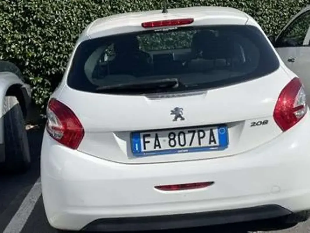 Usata Peugeot 208 Active 68 CV (50 kW) 2015 Bianco Utilitaria