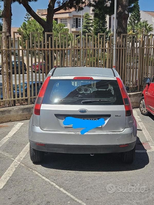 Usata Ford Fiesta 68 CV (50 kW) 2004 Grigio Utilitaria