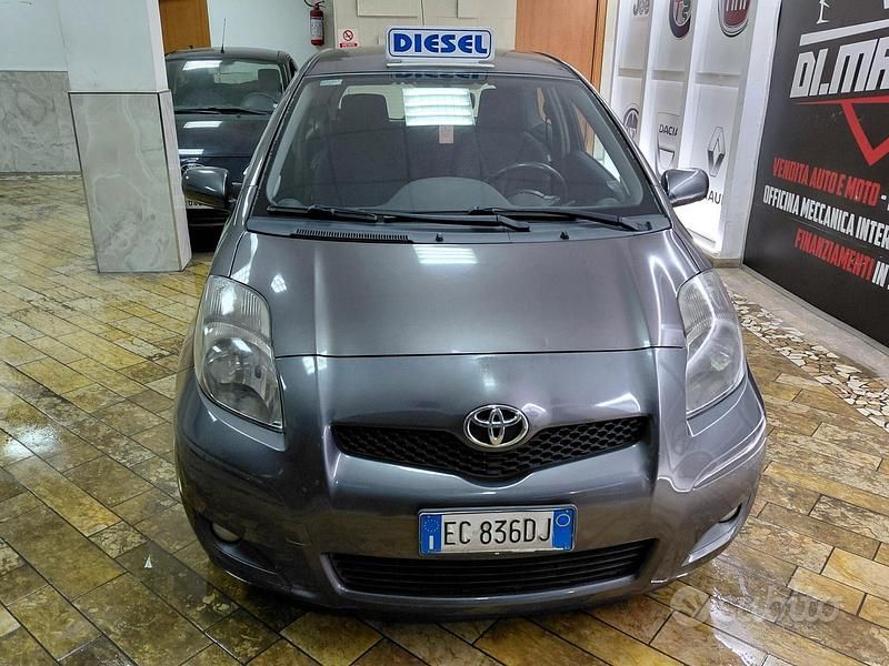 Usata Toyota Yaris 90 CV (66 kW) 2010 Grigio Utilitaria