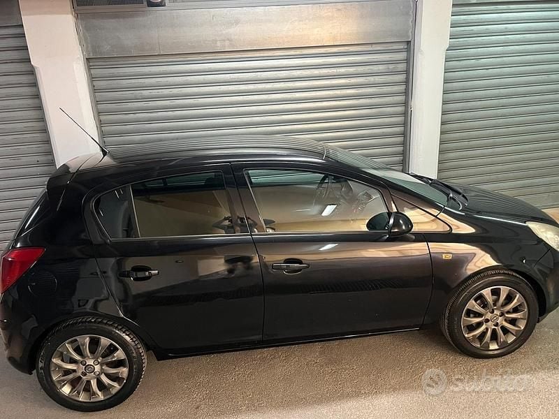 Usata Opel Corsa 85 CV (62 kW) 2010 Nero Utilitaria