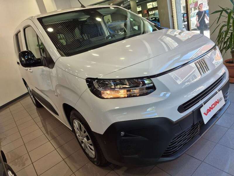 Bianco gelato Usata 2024 Fiat Doblò Monovolume | 25.500 € (Molto cara) - Immagine 1/4