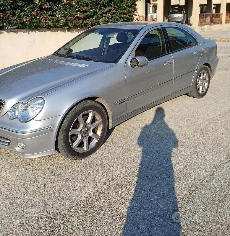 Usata Mercedes C220 150 CV (110 kW) 2005 Grigio Berlina