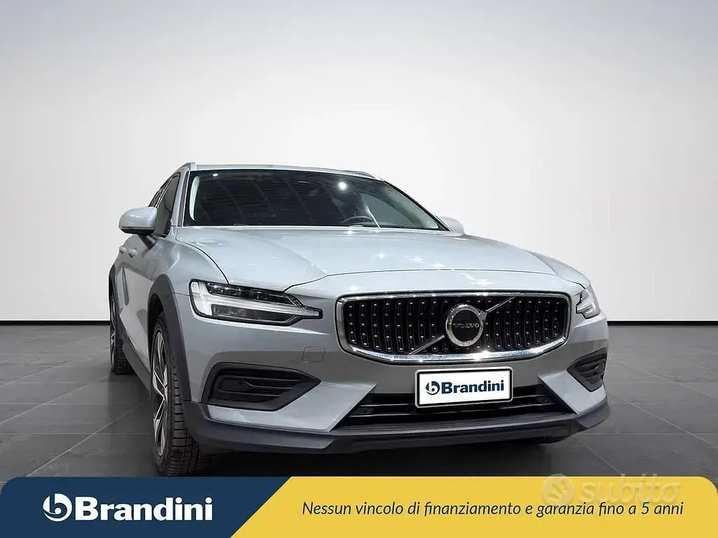 Usata Volvo V60 CC Core 197 CV (144 kW) 2023 Grigio met. Station wagon