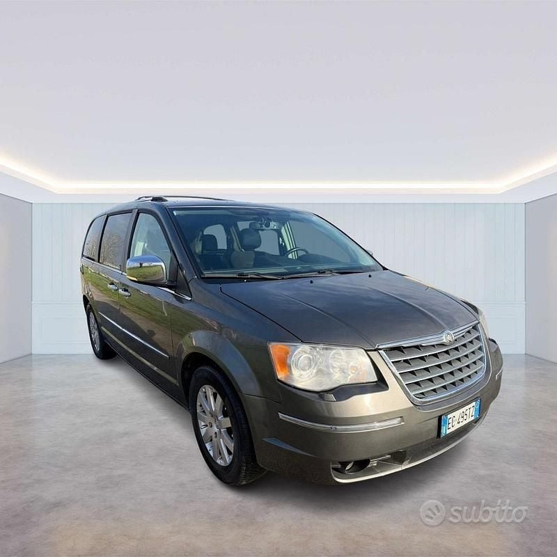 Usata Chrysler Voyager 163 CV (119 kW) 2010 Grigio Monovolume