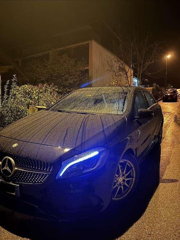 Usata Mercedes A200 Premium 140 CV (102 kW) 2017 Blu Monovolume