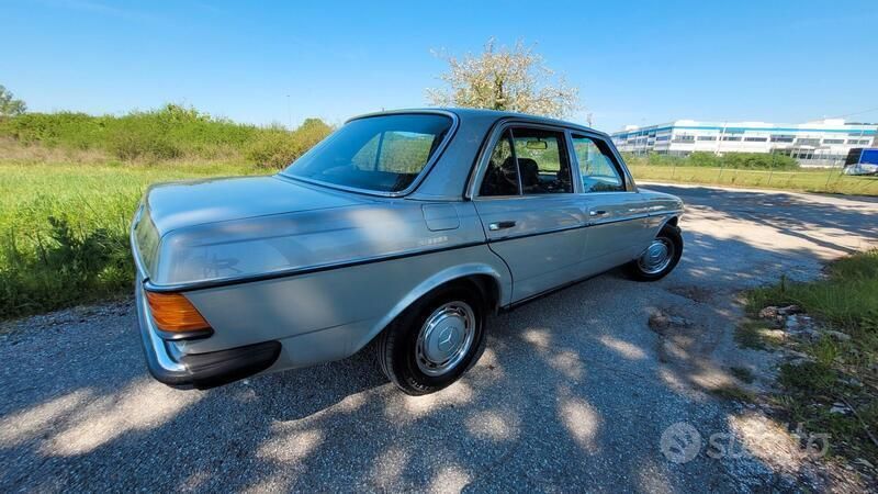 Usata Mercedes 200 109 CV (80 kW) 1983 Grigio Berlina