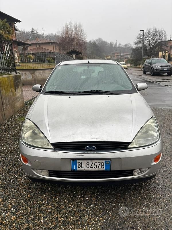 Begagnad Ford Focus 90 HK (66 kW) 2000 Grå Sedan