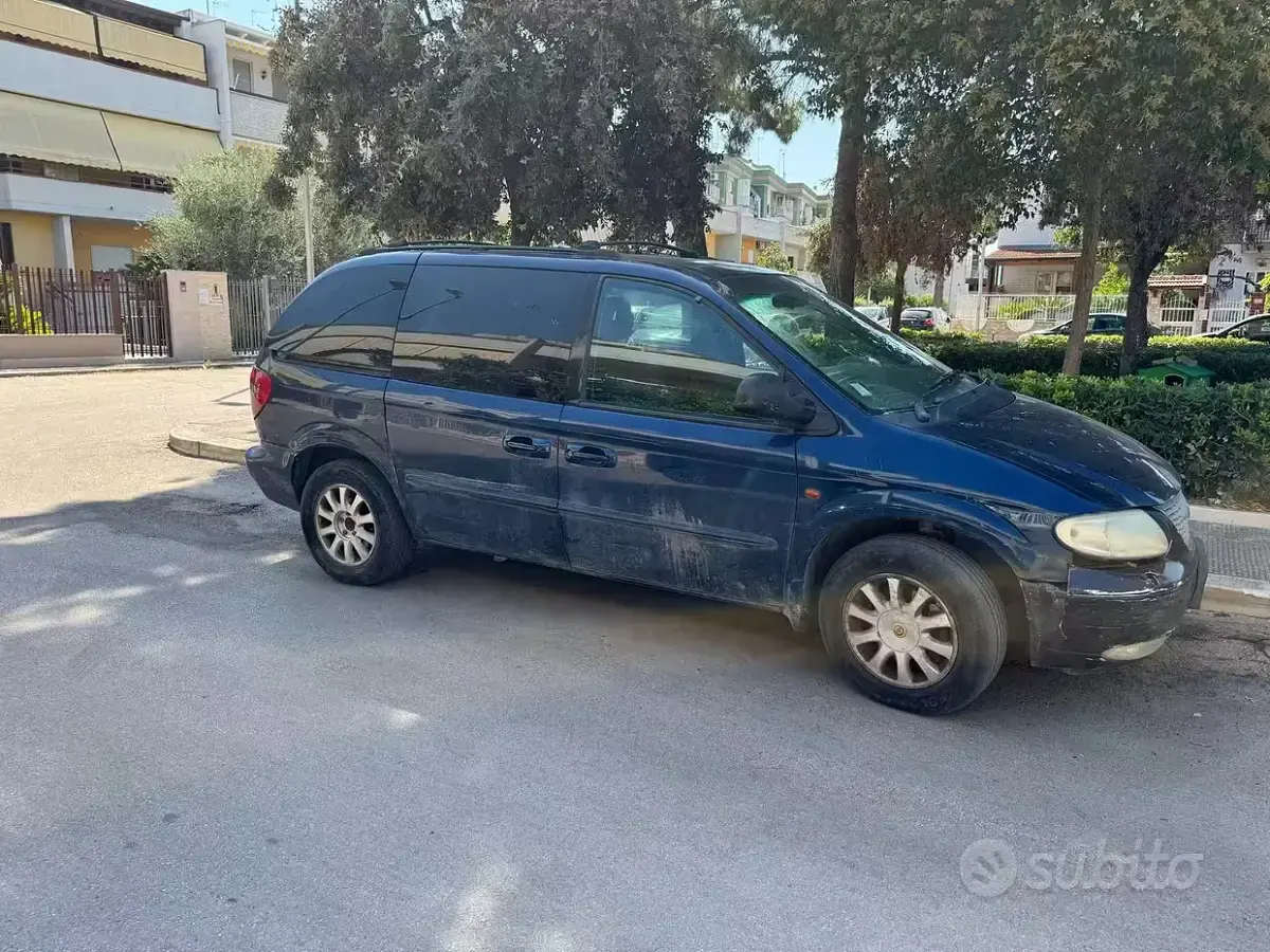 Usata Chrysler Voyager Limited 143 CV (105 kW) 2002 Bluazzurro Monovolume