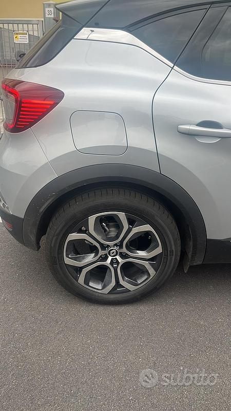 Usata Renault Captur 145 CV (106 kW) 2023 Grigio SUV