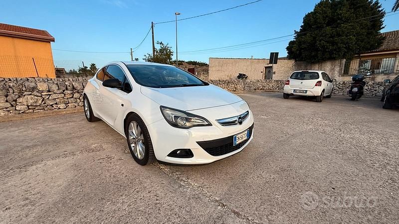 Usata Opel Astra GTC 130 CV (95 kW) 2012 Coupé
