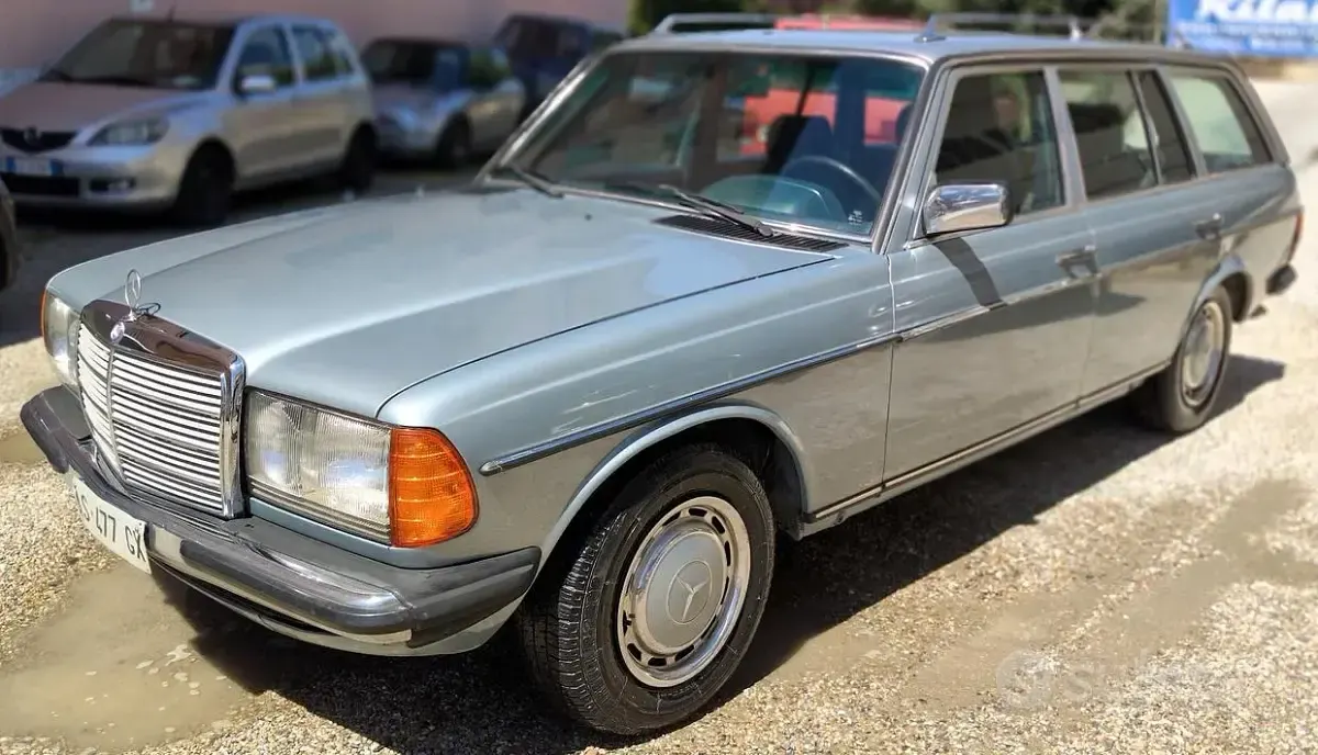 Usata Mercedes E200 109 CV (80 kW) 1983 Bluazzurro Station wagon