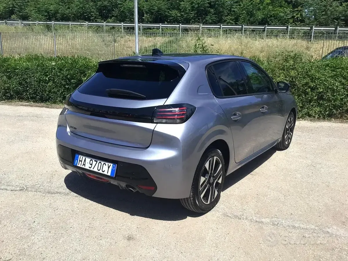 Usata Peugeot 208 Allure 101 CV (74 kW) 2025 Grigio Utilitaria