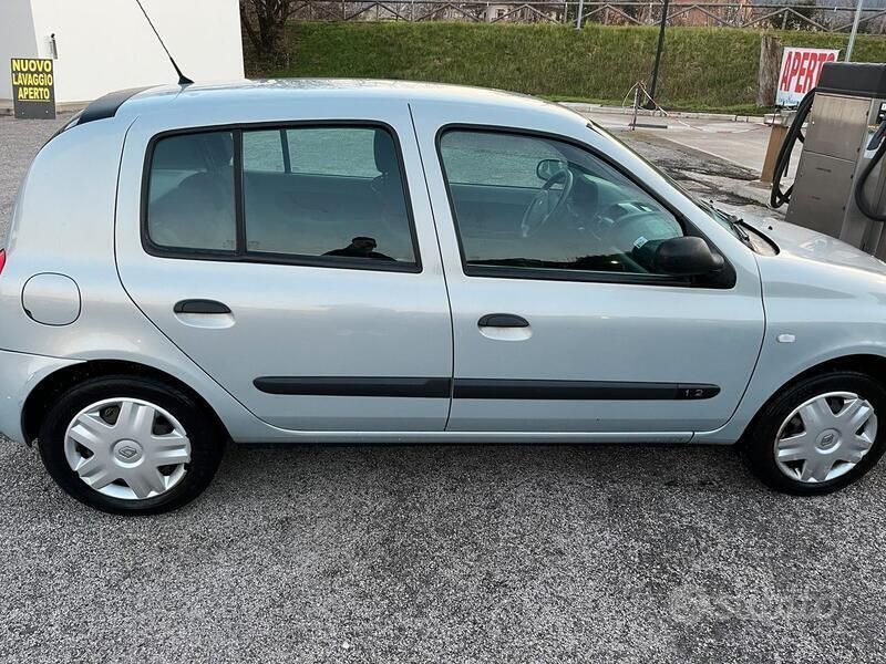 Grigio Usata 2003 Renault Clio II Due volumi | 1250 € (Buon prezzo) - Immagine 1/4