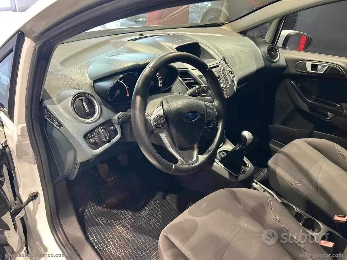 Usata Ford Fiesta 75 CV (55 kW) 2014 Bianco Utilitaria