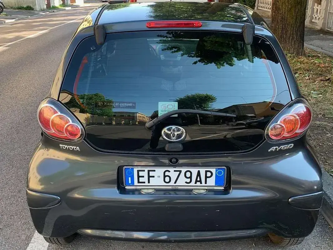 Usata Toyota Aygo Sol 68 CV (50 kW) 2010 Grigio Utilitaria