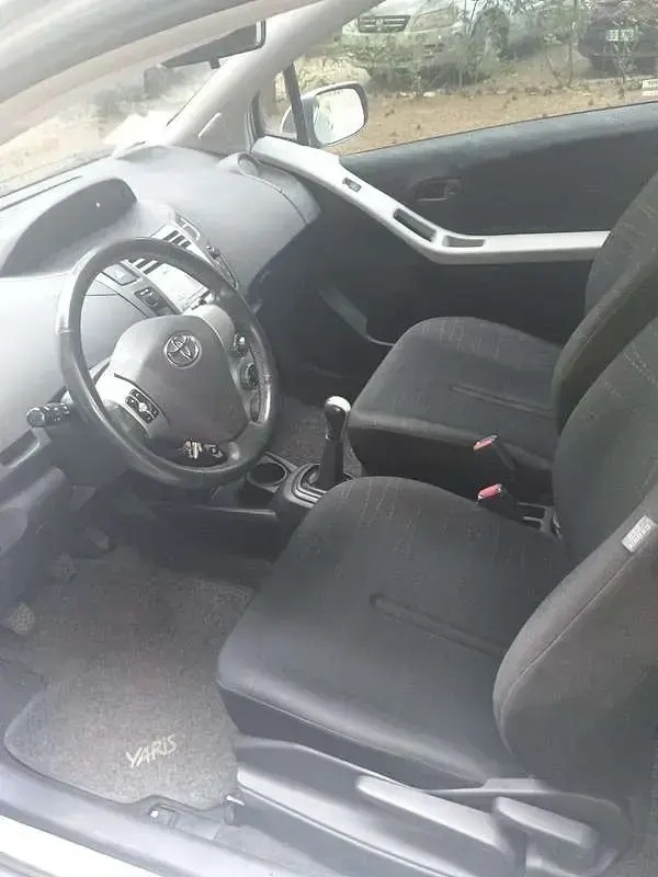 Usata Toyota Yaris Sol 69 CV (50 kW) 2006 Grigio Utilitaria