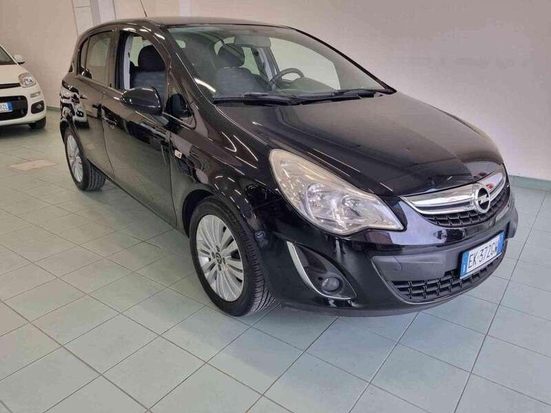 Nero metallizzato Usata 2011 Opel Corsa Tre volumi | 4990 € (Buon prezzo) - Immagine 1/4
