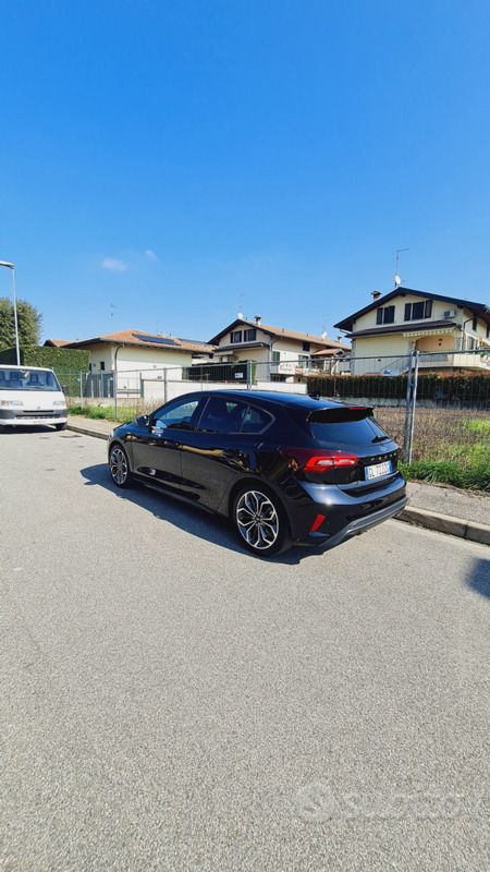 Nero Usata 2023 Ford Focus ST-Line Berlina | 25.000 € (Cara) - Immagine 1/4
