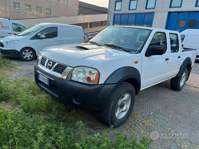 Usata Nissan Navara 133 CV (97 kW) 2004 Bianco Pick-up