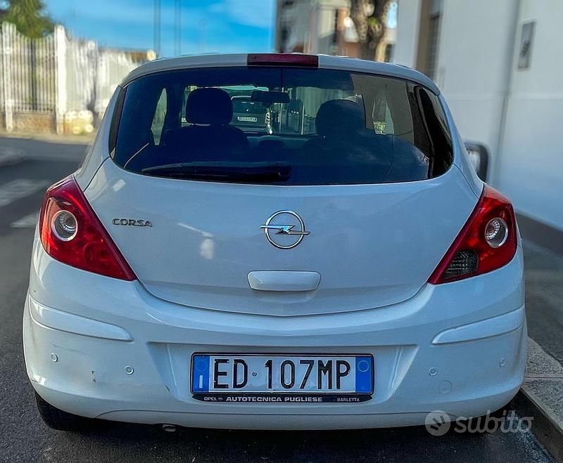 Usata Opel Corsa 65 CV (47 kW) 2010 Bianco Utilitaria