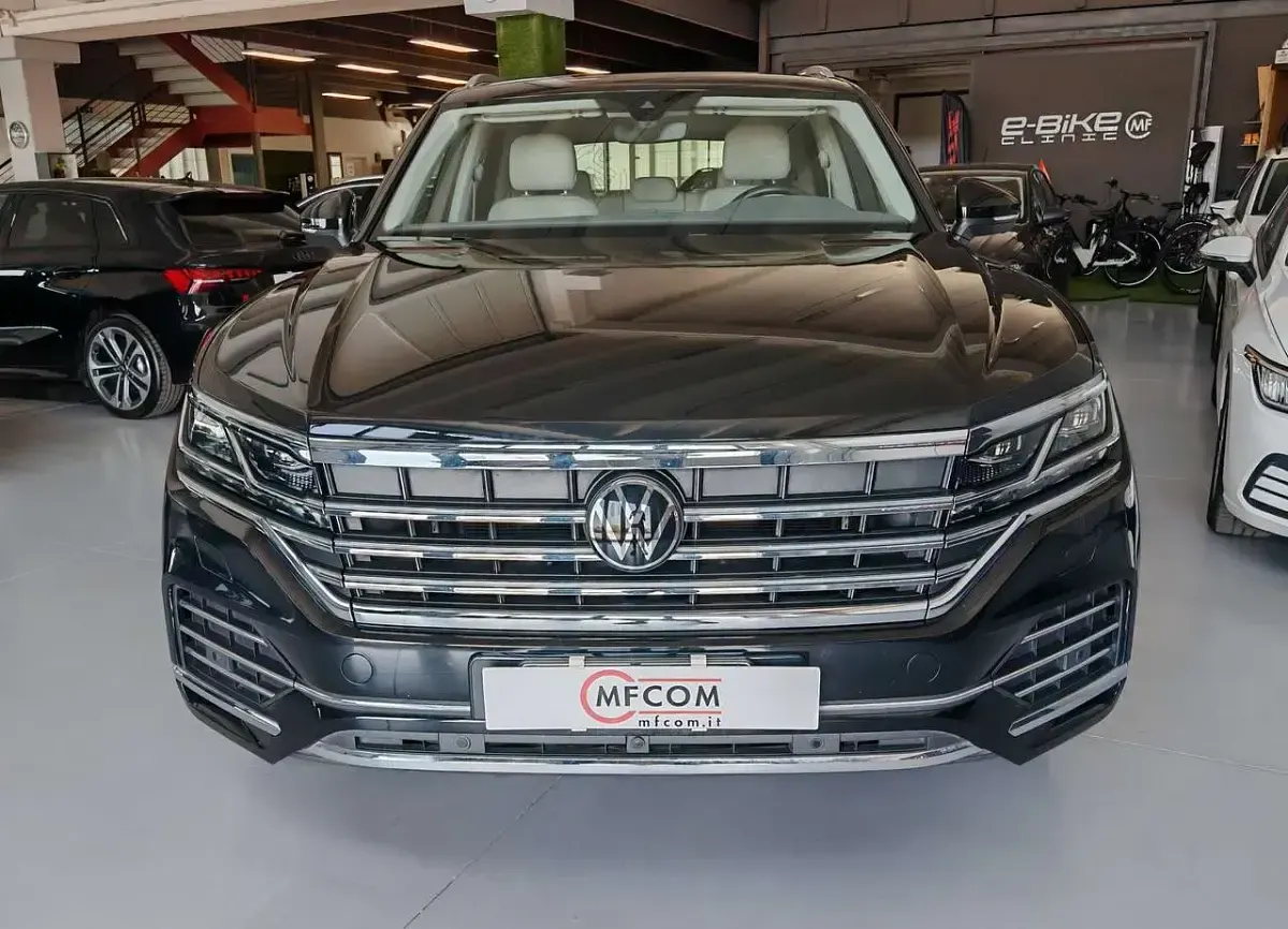 Usata VW Touareg Elegance 231 CV (169 kW) 2023 Grenadill black metallizzato SUV