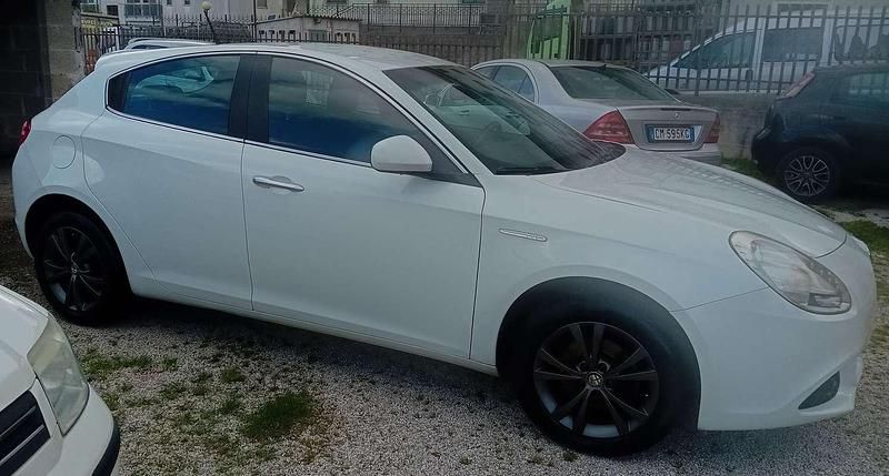 Usata Alfa Romeo Giulietta Distinctive 105 CV (77 kW) 2011 Bianco Utilitaria