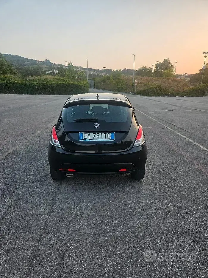Usata Lancia Ypsilon 69 CV (50 kW) 2015 Nero Utilitaria