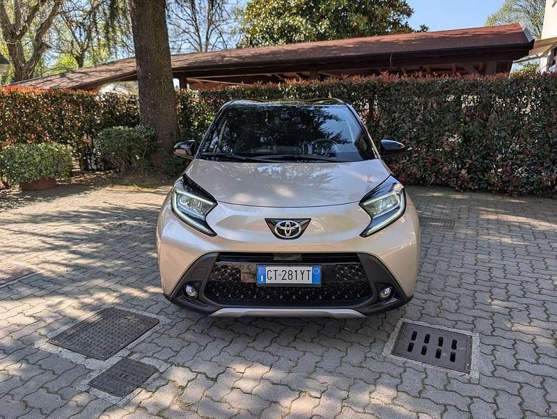 Usata Toyota Aygo X Lounge 72 CV (52 kW) 2024 Ginger beige/black bitone SUV