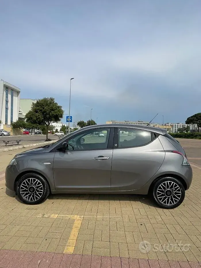 Usata Lancia Ypsilon 95 CV (69 kW) 2015 Grigio Utilitaria