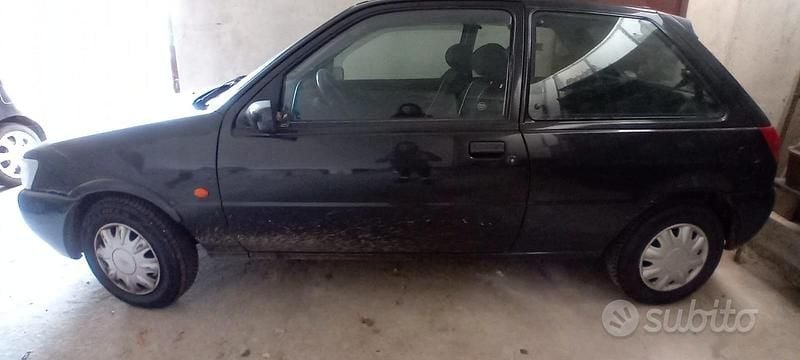 Usata Ford Fiesta 69 CV (50 kW) 1996 Nero Utilitaria