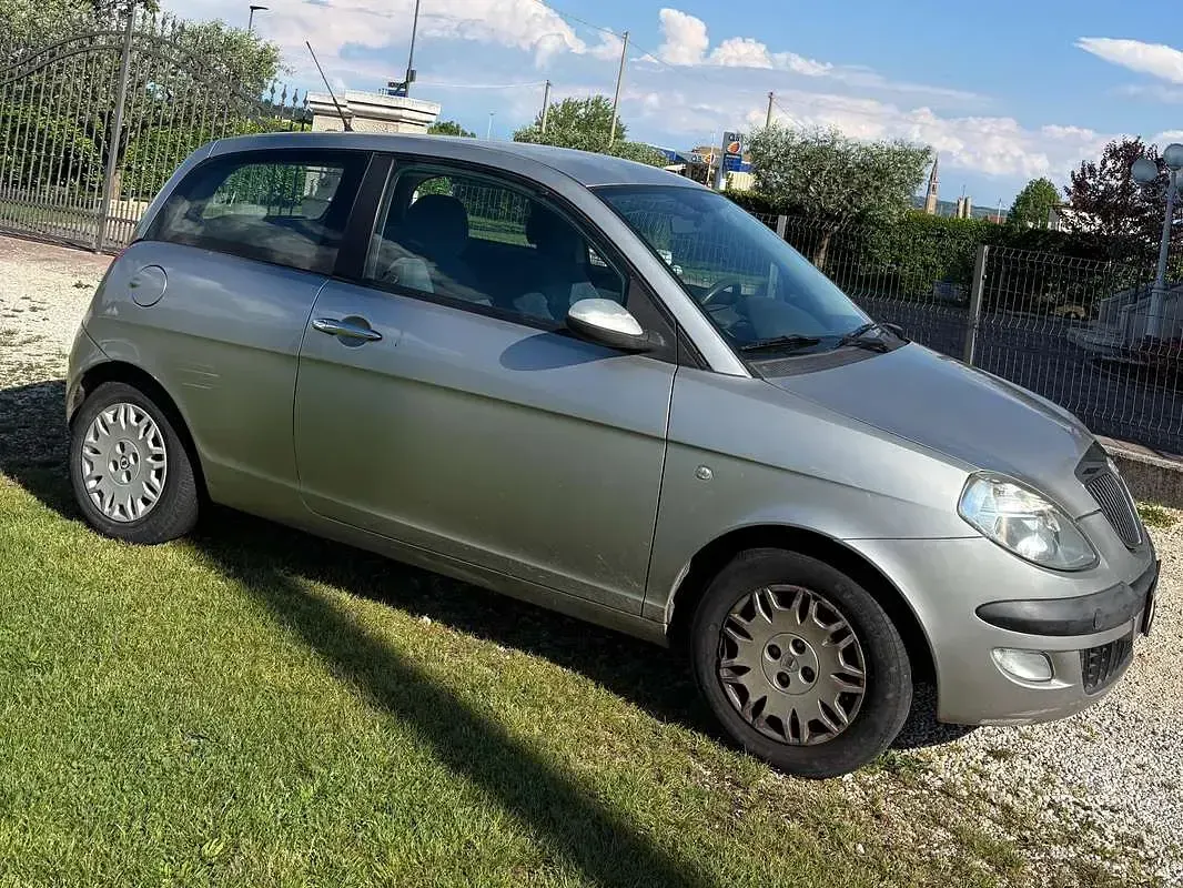 Usata Lancia Ypsilon 60 CV (44 kW) 2004 Argento Utilitaria