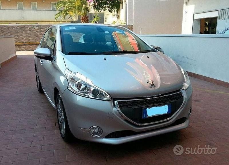 Usata Peugeot 208 68 CV (50 kW) 2012 Grigio Utilitaria